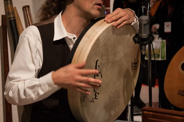 Detalhe de um músico tocando pecussion no Olis Festival em Milão, Itália — Fotografia de Stock