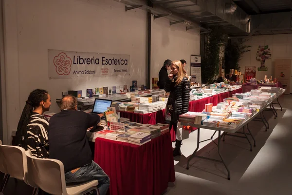 Bücher auf dem olis festival in Mailand, Italien — Stockfoto