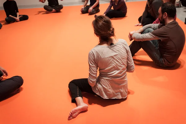 Les gens prennent un cours de sensibilisation au corps au Festival Olis à Milan, Italie Images De Stock Libres De Droits