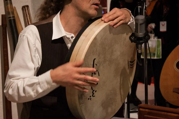 Détail d'un musicien jouant de l'instrument de pecussion au Festival Olis à Milan, Italie Photos De Stock Libres De Droits