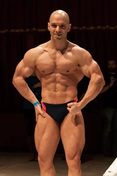 Bodybuilder posing before a body painting session at Milano Tattoo Convention — Stock Photo, Image