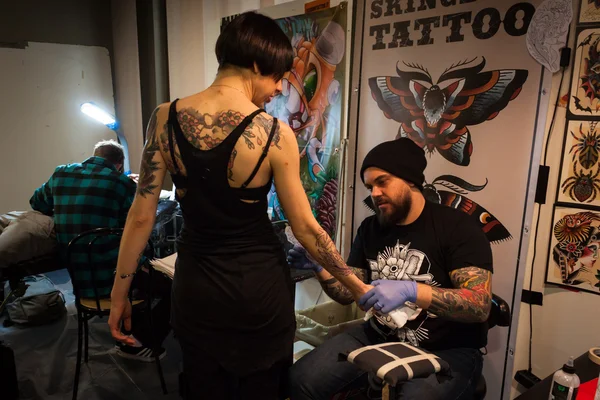 Tattoer en een meisje in milano tattoo Conventie in Milaan, Italië — Stockfoto