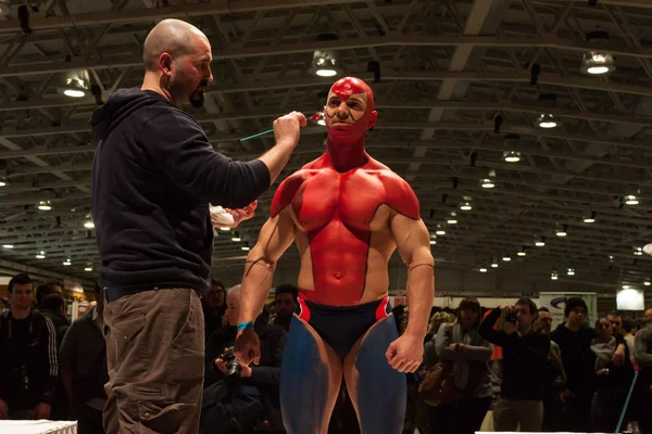 Fisiculturista durante uma sessão de pintura corporal na Convenção Milano Tattoo — Fotografia de Stock