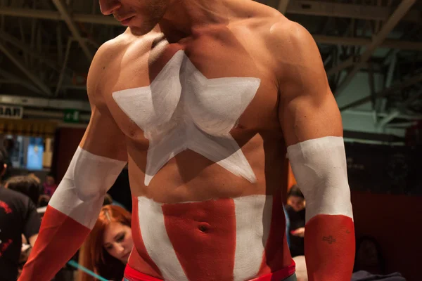 Bodybuilder during a body painting session at Milano Tattoo Convention — Stock Photo, Image