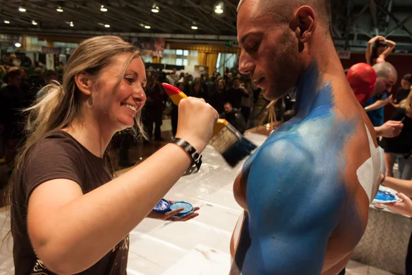 Fisiculturista durante uma sessão de pintura corporal na Convenção Milano Tattoo — Fotografia de Stock