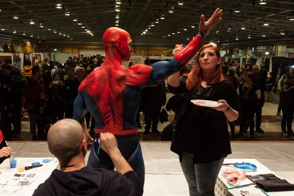 Kulturista během relace tělo malování na milano tattoo convention — Stock fotografie