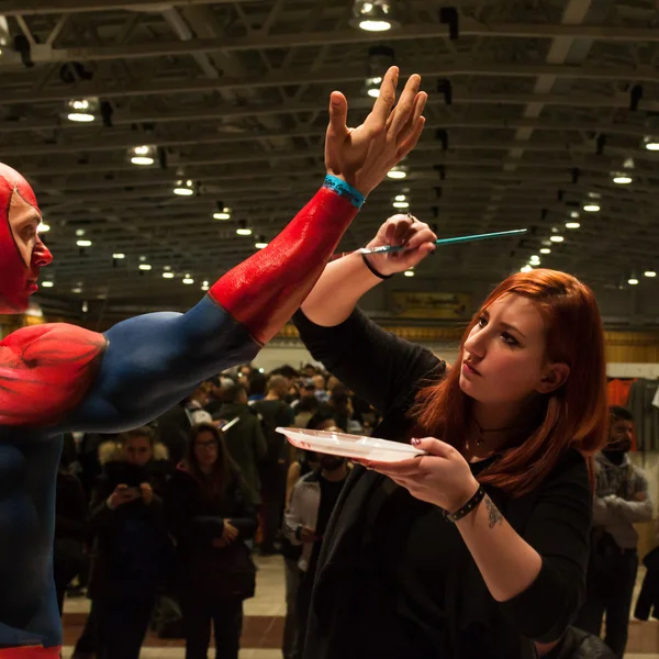 Bodybuilder during a body painting session at Milano Tattoo Convention — Stock Photo, Image