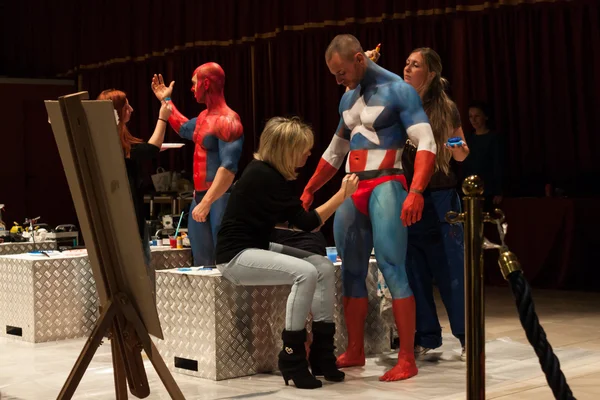 Bodybuilders during a body painting session at Milano Tattoo Convention — Stock Photo, Image