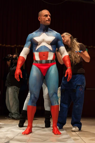 Bodybuilder during a body painting session at Milano Tattoo Convention — Stock Photo, Image