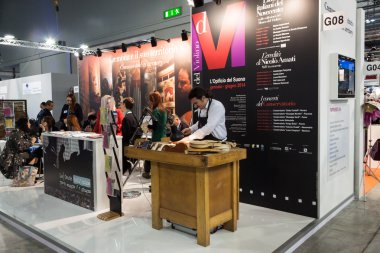 luthier çalışan bir bit 2014, keman, uluslararası turizm Döviz Milano, İtalya