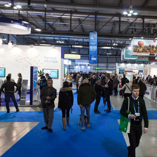 Pessoas que visitam Bit 2014, intercâmbio turístico internacional em Milão, Itália — Fotografia de Stock