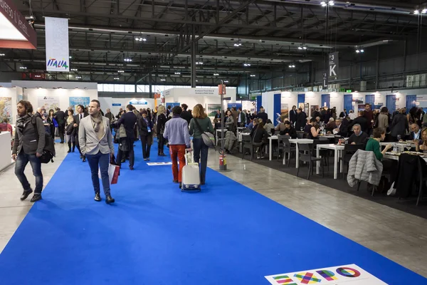 Pessoas que visitam Bit 2014, intercâmbio turístico internacional em Milão, Itália — Fotografia de Stock