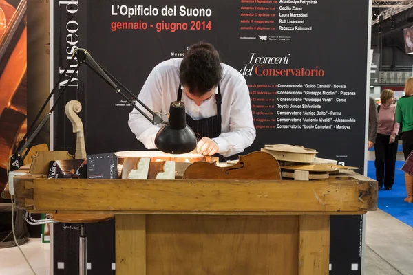 Houslařské pracuje na housle na bit 2014, výměna mezinárodního cestovního ruchu v Miláně, Itálie — Stock fotografie