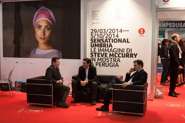 Business men talking at Bit 2014, scambio turistico internazionale a Milano — Foto Stock