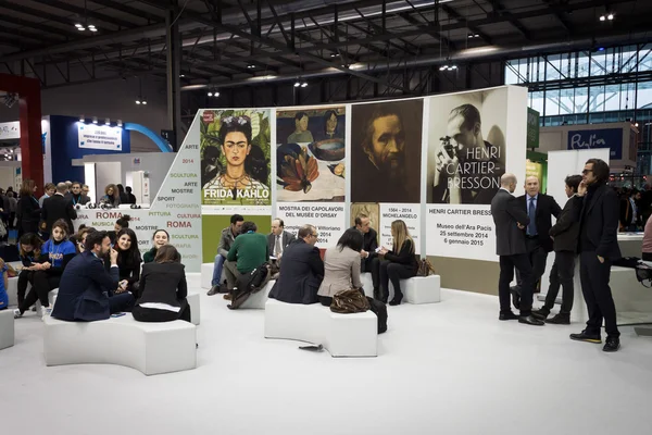 Personas que visitan Bit 2014, intercambio internacional de turismo en Milán, Italia —  Fotos de Stock