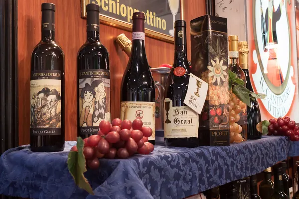 Olasz borosüvegek, a kijelző kicsit 2014-re, a nemzetközi turizmus exchange-Milánó, Olaszország — Stock Fotó