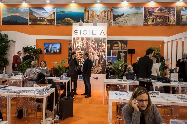 Le persone in visita in Sicilia stand a Bit 2014, scambio turistico internazionale a Milano, Italia — Foto Stock