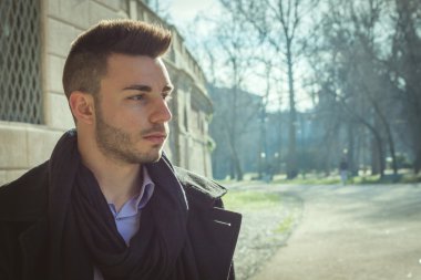 Yakışıklı bir gencin portresi.