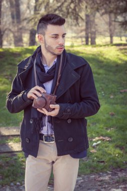 Yakışıklı bir gencin portresi.