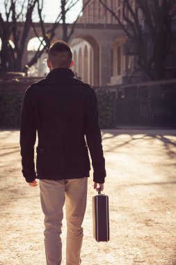 tek başına yürürken yakışıklı genç