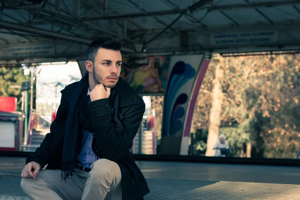 Retrato de un joven guapo — Foto de Stock