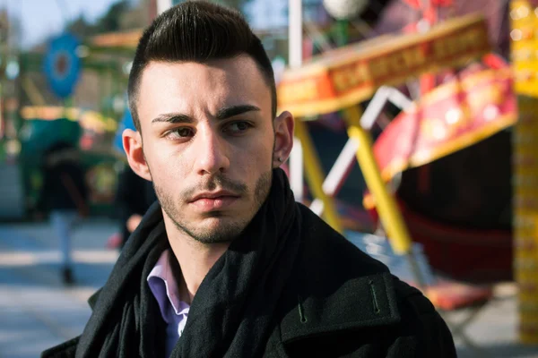 Retrato de um jovem bonito — Fotografia de Stock