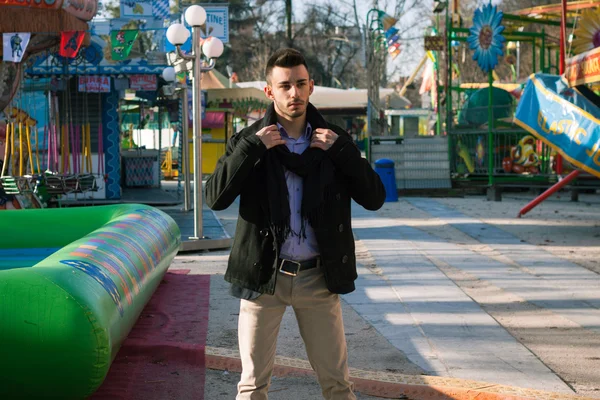 Retrato de un joven guapo — Foto de Stock