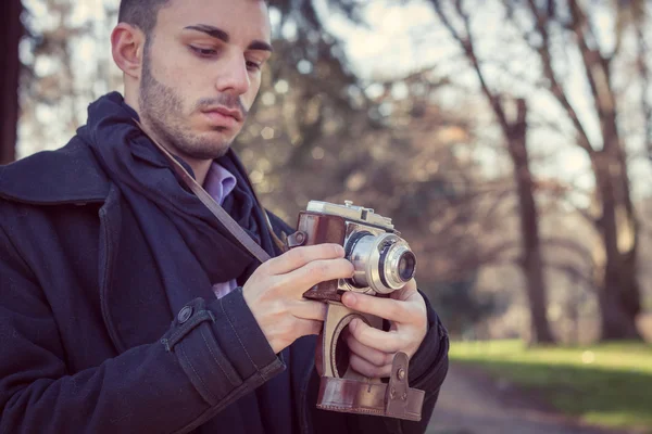 Retrato de un joven guapo —  Fotos de Stock