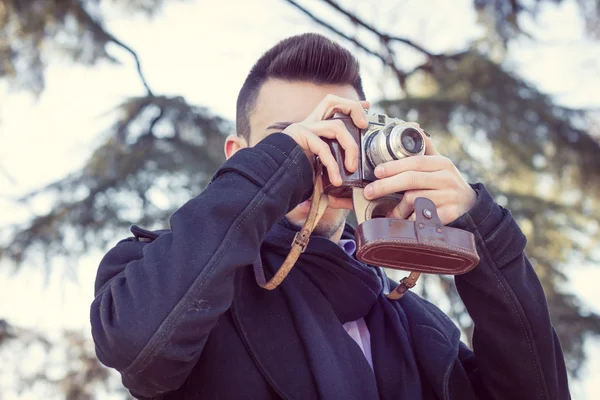 Retrato de un joven guapo — Foto de Stock