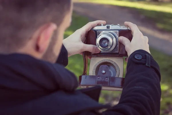 Jovem bonito tirando uma selfie — Fotografia de Stock