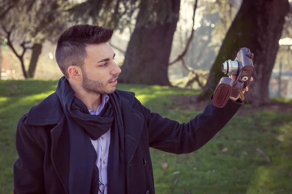 Retrato de um jovem bonito tirando uma selfie — Fotografia de Stock