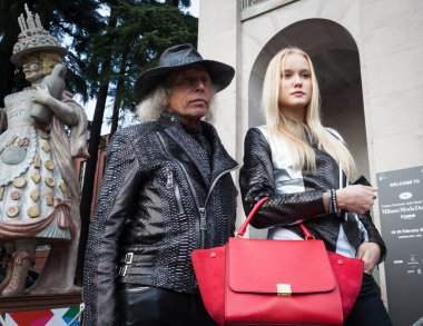 moda dışındaki kişileri gösterir binalar milan kadın moda haftası 2014