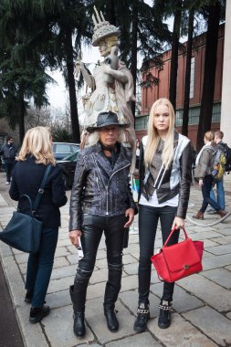 moda dışındaki kişileri gösterir binalar milan kadın moda haftası 2014