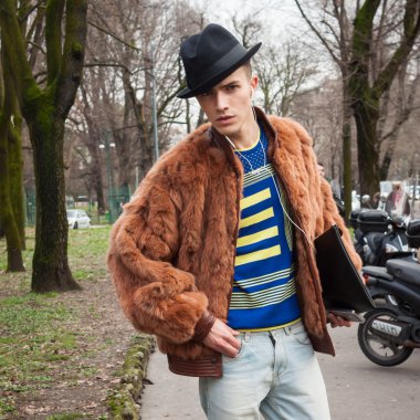 moda dışındaki kişileri gösterir binalar milan kadın moda haftası 2014