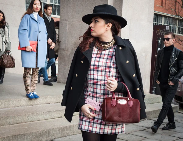Moda dışındaki kişileri gösterir binalar milan kadın moda haftası 2014 — Stok fotoğraf