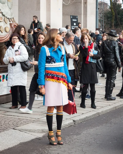 Lidé mimo módy ukazuje budov pro týden módy Miláně žen 2014 — Stock fotografie