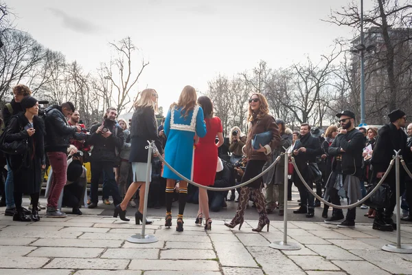 Människor utanför mode visar byggnader för milan women's fashion week 2014 — Stockfoto