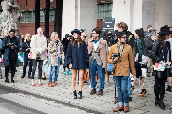 Persone fuori dagli edifici delle sfilate di moda per la Milano Women's Fashion Week 2014 — Foto Stock