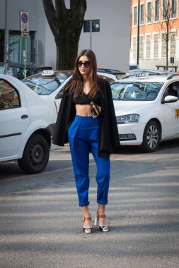 armani defileler milan kadın moda haftası 2014 bina dışındaki kişiler