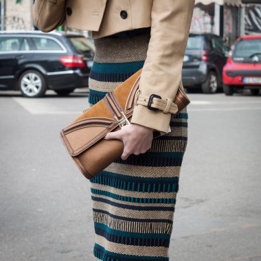 Bina milan kadın moda haftası 2014 için ayrıntılı bir kadının kıyafeti armani fashion dışında gösterir