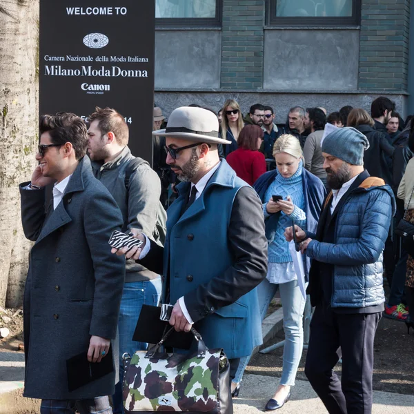 Les gens devant Armani défilés de mode bâtiment pour Milan Women's Fashion Week 2014 — Photo