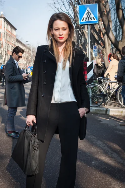 People outside Armani fashion shows building for Milan Women's Fashion Week 2014 — Stock Photo, Image