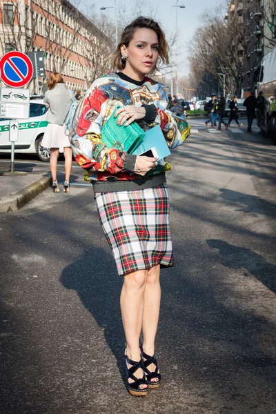 Lidé mimo armani módní přehlídky pro týden módy Miláně žen 2014 — Stock fotografie