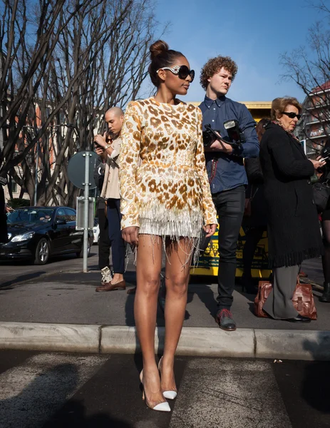 La gente fuera de Armani desfiles de moda edificio para la Semana de la Moda Femenina de Milán 2014 — Foto de Stock