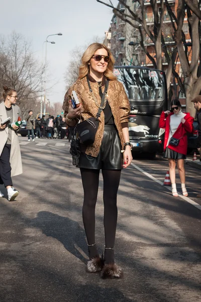 Lidé mimo armani módní přehlídky pro týden módy Miláně žen 2014 — Stock fotografie