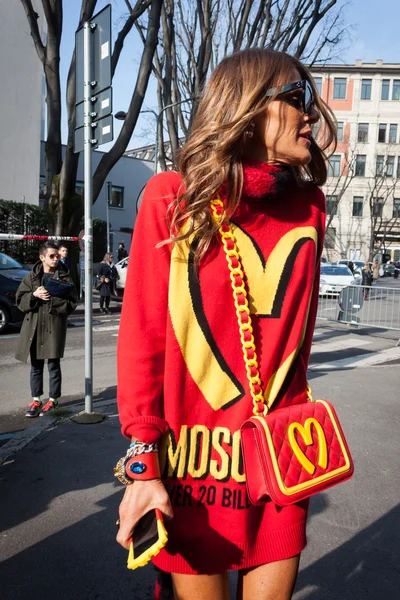Menschen vor der Armani-Modenschau zur Mailänder Frauenmodewoche 2014 — Stockfoto