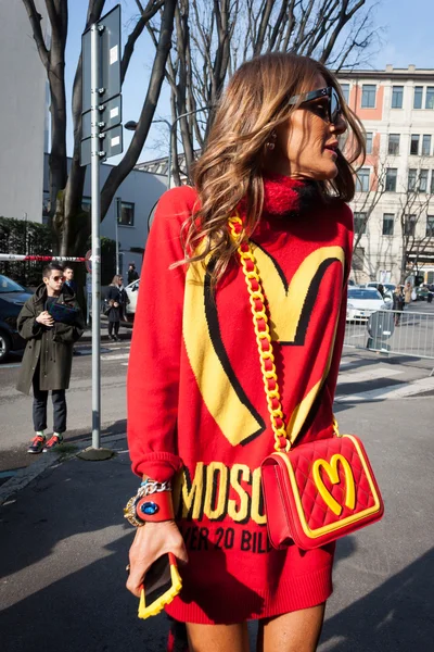 Les gens devant Armani défilés de mode bâtiment pour Milan Women's Fashion Week 2014 — Photo