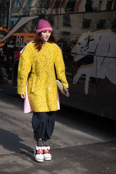 アルマーニ ファッションを示していますミラノの女性のファッション ・ ウィーク 2014年建物の外の人々 — ストック写真