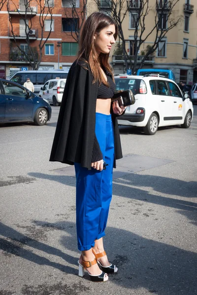 Osób spoza pokazy mody armani budynku na tydzień mody w Mediolanie kobiet 2014 — Zdjęcie stockowe