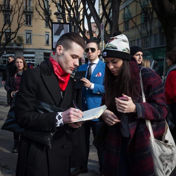 Mensen buiten armani modeshows bouwen voor vrouwen Milaan modeweek 2014 — Stockfoto